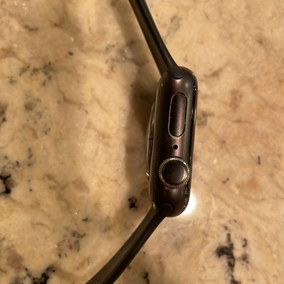 Apple Watch series 5, 40mm, cracked screen - Picture 4 of 7